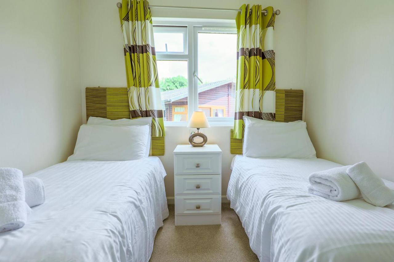 Conkers Lodge For 6 With Hot Tub & Secluded Decking - Spa Resort In Devon Chudleigh Exterior foto
